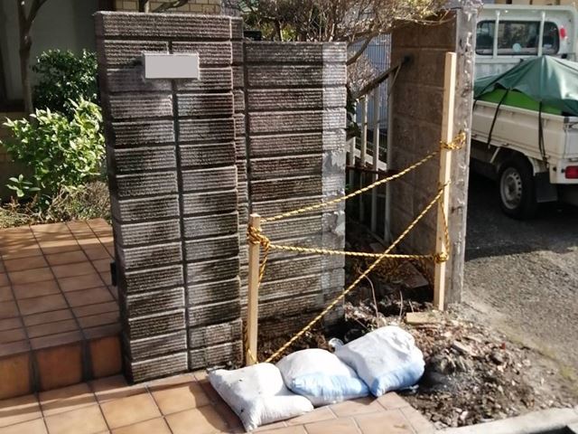 東京都世田谷区宮坂の化粧ブロック・門柱撤去およびブロック塀・フェンス新設工事中の様子です。